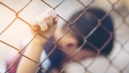 В центъра на дебатите попадна въпросът може ли родителят да удря шамар на детето си или не.