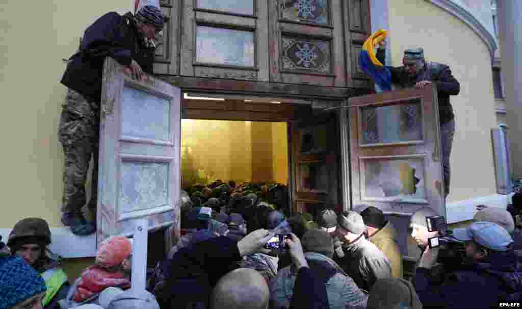 &laquo;За фактами подій біля Жовтневого палацу слідчі розпочали три кримінальні провадження&raquo;, &ndash; інформують у поліції Києва