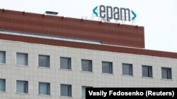 Logo-ul companiei EPAM pe o clădire în Minsk