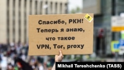 RUSSIA -- A person holds a sign reading "Thanks, RKN (Roskomnadzor, Russian Federal Service for Supervision of Communication)! Now I know what VPN, Tor, proxy is" during a rally for 'free Internet' and in support of the Telegram Messenger in Moscow, April