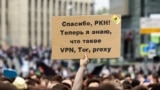 A protester's poster thanks the state Internet watchdog for teaching Russians the meaning of VPN, Tor, and Proxy. (illustrative photo)