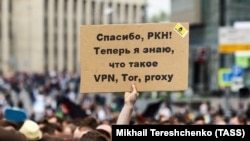 A protester holds up a sign saying "Thanks, [Roskomnadzor]! Now I know what VPN, Tor, proxy is" during a rally for Internetf freedom in Moscow in 2018.