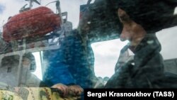 Спасенные моряки затонувшего траулера "Дальний Восток" в порту Корсаков, 2015 год