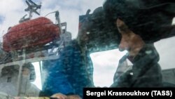 Спасенные моряки затонувшего траулера "Дальний Восток" в порту Корсаков. 2015 год.