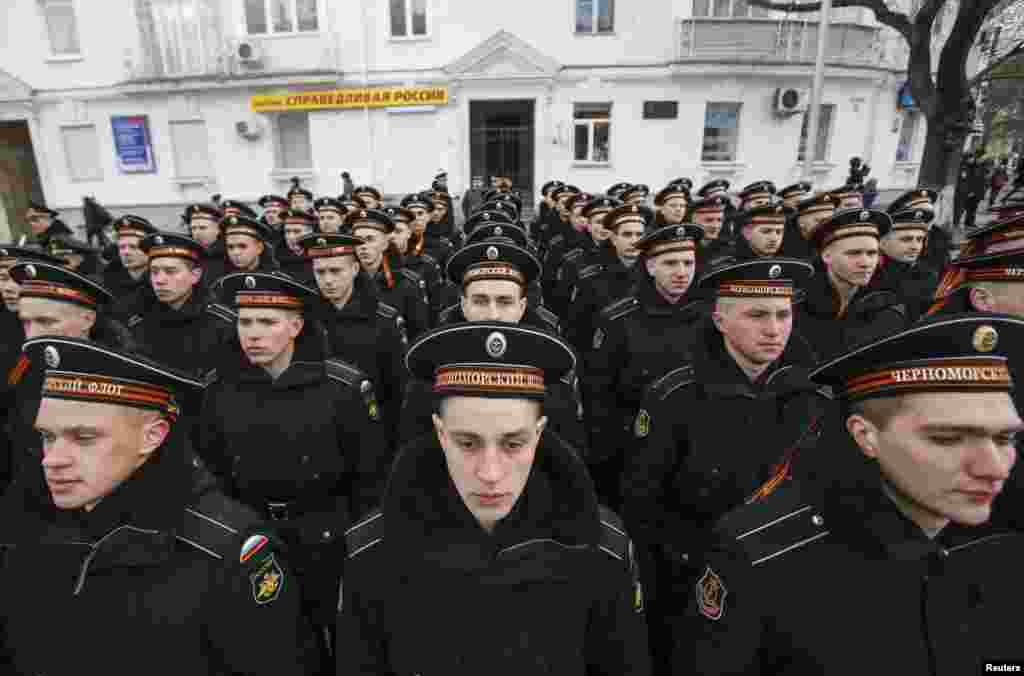 Rus Harby deňiz flotunyň esgerleri Krymyň anneksiýa edilmeginiň ýyl dönümine bagyşlanan dabarada hatara durlar. Sewastopol, 18-nji mart. (Roýters/​Maxim Shemetov)