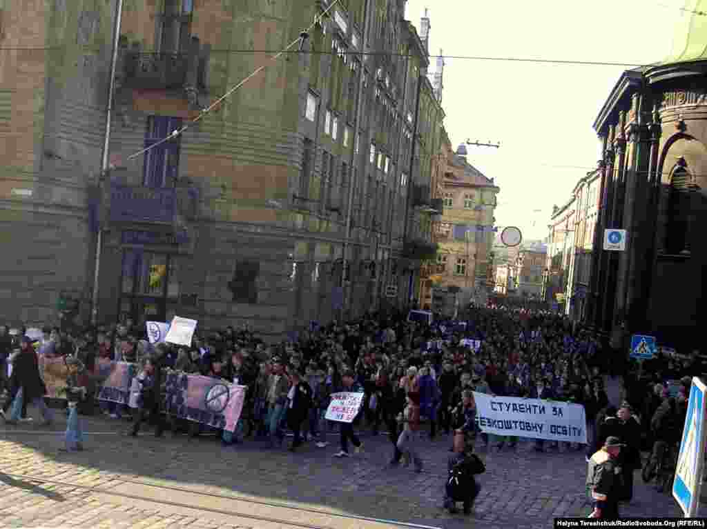 Кілька тисяч львівських студентів протестують проти постанови Кабінету Міністрів України № 796, про введення платних послуг у вищих навчальних закладах. Львів, 12 жовтня