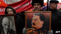 Портрети Володимира Леніна та Йосифа Сталіна на мітингу на честь 99-ї річниці Жовтневої революції. Москва, листопад 2016 року