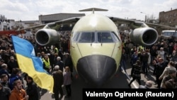 Літак АН-178 на території заводу «Антонов» у Києві, квітень 2015 року