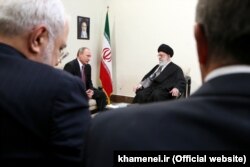 دیدار ولادیمیر پوتین و علی خامنه‌ای در تهران، ۲۰۱۵، با حضور محمدجواد ظریف و علی‌اکبر ولایتی
