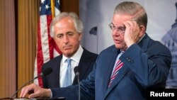 Robert Menendez (sağda) və senator Bob Corker