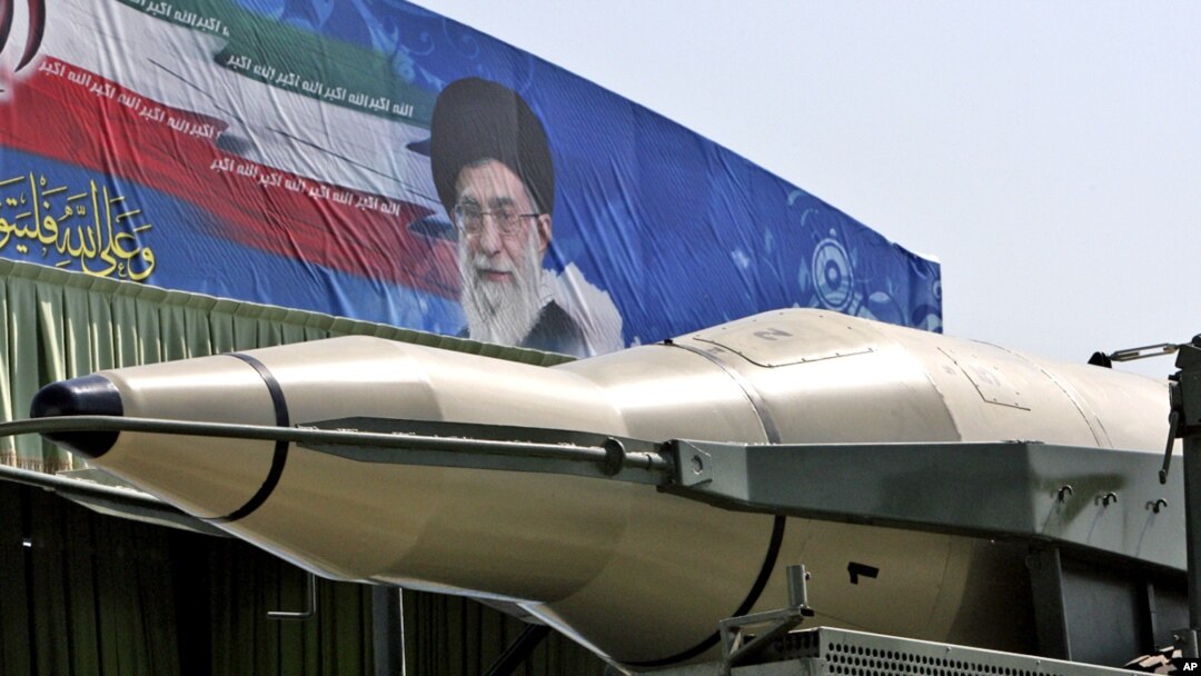 İran İnqilab Qvardiyası raketlərini nümayiş etdirir, Tehran, 22 sentyabr 2011