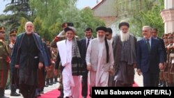 Ашраф Гані (ліворуч по центру) і Ґулбуддін Хекматіяр (праворуч від нього) заходять
у президентський палац, Кабул, 4 травня 2017 року