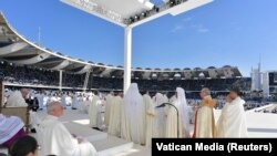 Papa Francis ayin icra edir
