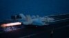 Самолет взлетает с палубы авианосца "Карл Винсон" (CVN 70) в Южно-Китайском море, 12 апреля 2017 года 