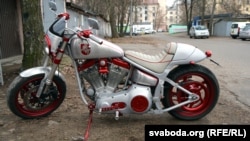 O motocicletă americană „Harley Davidson" la Minsk