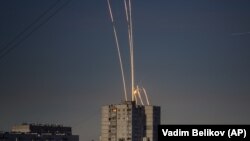 Російські ракети, запущені по території України з Бєлгородської області Росії, які було видно на світанку в Харкові, 9 вересня 2022 року