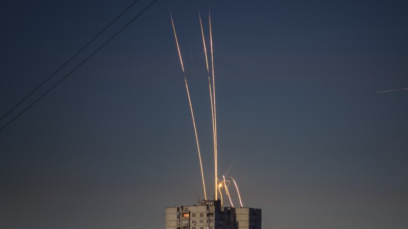 Глава Киевской ОВА показал последствия попадания российской ракеты в здание в Вышгороде – фото