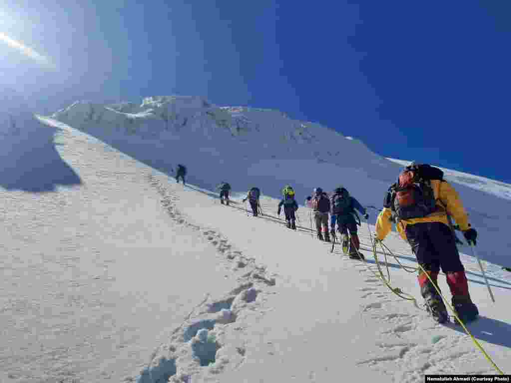 آنها بعد از ۲۱ روز پیاده روی به این قله رسیدند و بیرق افغانستان را در ارتفاع ۷،۴۹۲ متر در آنجا نصب کردند.