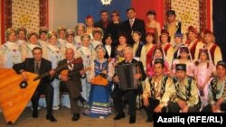 Гөлсем Әмирова (икенче рәттә уртада) “Сибирячки” һәм “Мәхәббәт” ансамбльләре белән