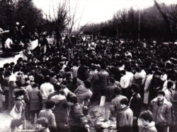"Эрк" оппозициялық партиясы ұйымдастырған наразылық шеруіне қатысушылар. Ташкент, 1 қыркүйек 1992 жыл.