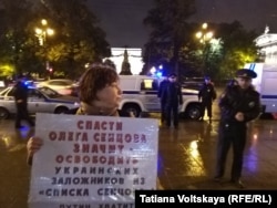 Полиция задерживает участников пикета в Санкт-Петербурге
