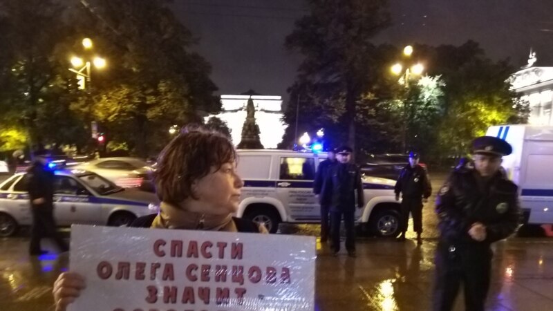 В Петербурге задержали участников пикетов в поддержку Сенцова