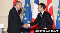 Fransa prezidenti Emmanuel Macron (sağda) və Recep Tayyip Erdoğan mətbuat konfransından sonra