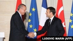 Presidenti francez Emmanuel Macron dhe Presidenti turk Rexhep Tajip Erdogan