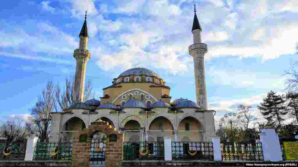 Мечеті Криму зберігають чимало традицій і пам&#39;яток кримськотатарського народу. На фото &ndash; головна мечеть Євпаторії Джума-Джамі. Це одна з найдавніших мусульманських культових споруд Криму. У радянські роки її використовували як склад. Мечеть повернули кримськотатарській мусульманській громаді лише в 1990-х роках