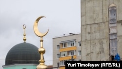 Многие мечети в Москве окружены жилыми домами