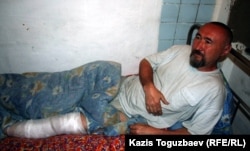 Поэт и диссидент Арон Атабек после ранения в ногу при акции протеста против сноса домов жителей поселка Бакай близ Алматы. Алматы, 13 мая 2006 года