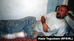 Бақай тұрғындардың үйін сүруге қарсылық кезінде аяғынан жарақаттанған ақын, диссидент Арон Атабек. Алматы, 13 мамыр 2006 жыл.