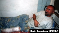Поэт и диссидент Арон Атабек после ранения в ногу при акции протеста против сноса жилищ жителей поселка Бакай. Алматы, 13 мая 2006 года.