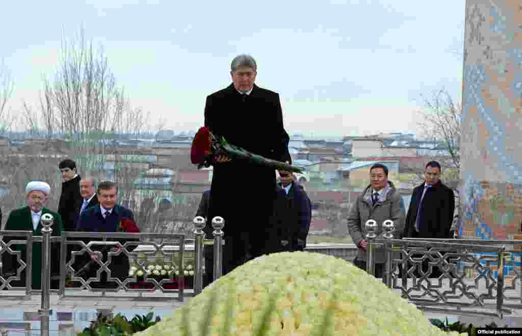 Алмазбек Атамбаев Ислам Каримовдун мүрзөсүнө гүл койду.