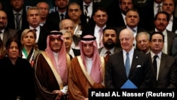 Saudi Foreign Minister Adel al-Jubeir (C) poses for a group photo during a Syrian opposition meeting in Riyadh, November 22, 2017