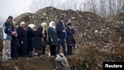 Žene iz Srebrenice pored masovne grobnice u selu Kozluk kod Zvornika