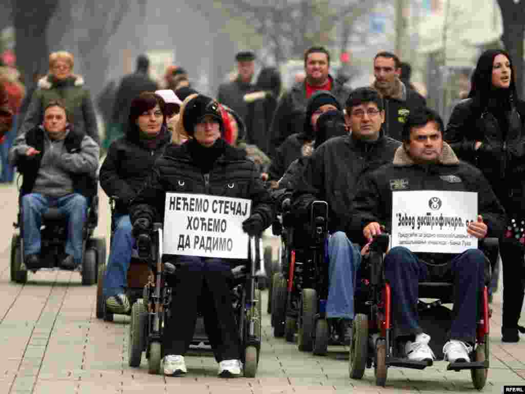 BiH - Protesti invalida - U isto vrijeme su nezadovoljni i invalidi u Banjaluci. Foto:Maja Bjelajac,RFE/RL