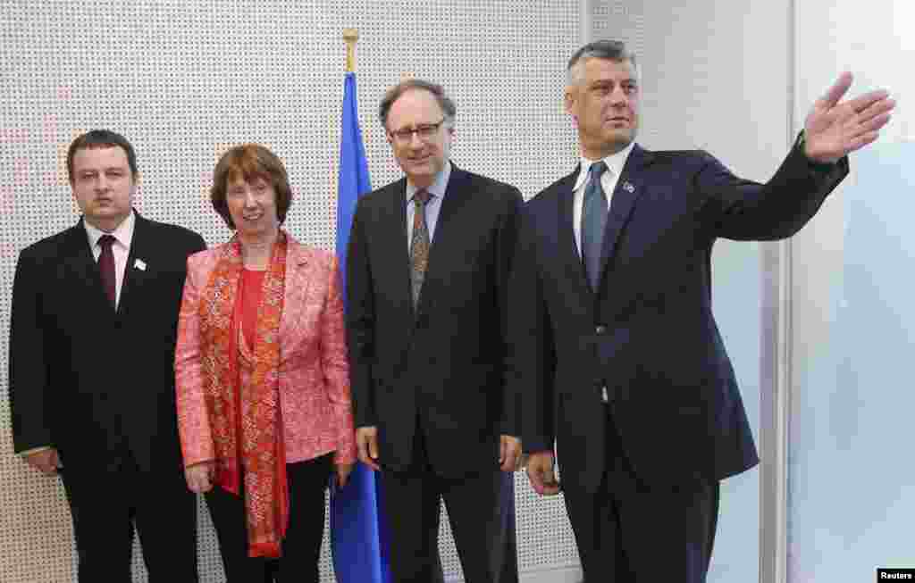 Kosovo i Srbija parafirali dugo očekivani sporazum, na fotografiji premijer Srbije Ivica Dačić i visoka prestavnica EU za vanjsku politiku i sigurnost Catherine Ashton, Brisel, 19. april 2013.