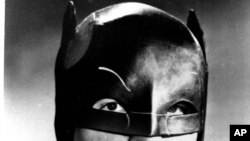 Актер Адам Уэст в костюме Бэтмена, 1966