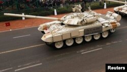 Танкер Т-90 принимает участие в генеральной репетиции парада по случаю Дня республики в Нью-Дели, архивное фото.