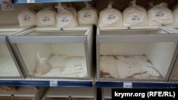 Пустые полки в одном из супермаркетов Севастополя