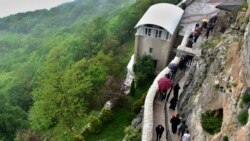 Vjernici čekaju u redu na Ostrogu, 12. maj 2020.