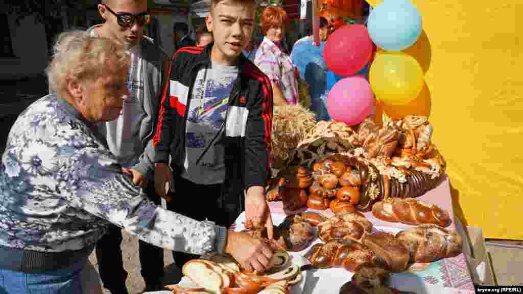 По соседству устроили ярмарку, где продавали колбасы, хлебобулочные изделия, сладости от местных производителей