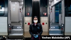 Кундуктерка чека патници на железничка станица во Киев, Украина