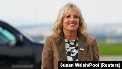 Zonja e Parë e SHBA-së Jill Biden në Aeroportin Ndërkombëtar Kosice në Sllovaki, 8 maj 2022.