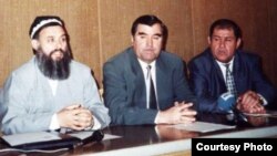 President Emomali Rahmon (center) participates in Tajik peace talks.