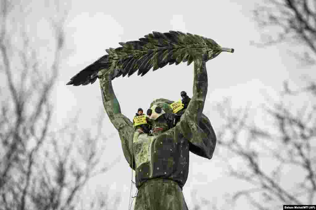 Environmental activists from Greenpeace demonstrate against the capital&#39;s air pollution on the Freedom Statue on top of Gellert Hill in Budapest. (AP/Balazs Mohai/MTI)