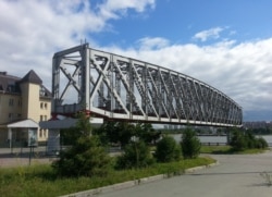 Ферма самого первого моста через реку Обь. Сохранена как памятник на набережной в Новосибирске