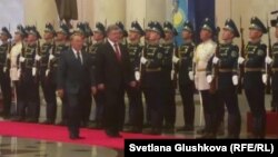 Президент Казахстана Нурсултан Назарбаев и президент Украины Петр Порошенко. Астана, 9 октября 2015 года.