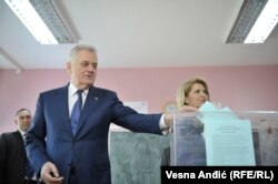 Голосует президент Сербии Томислав Николич